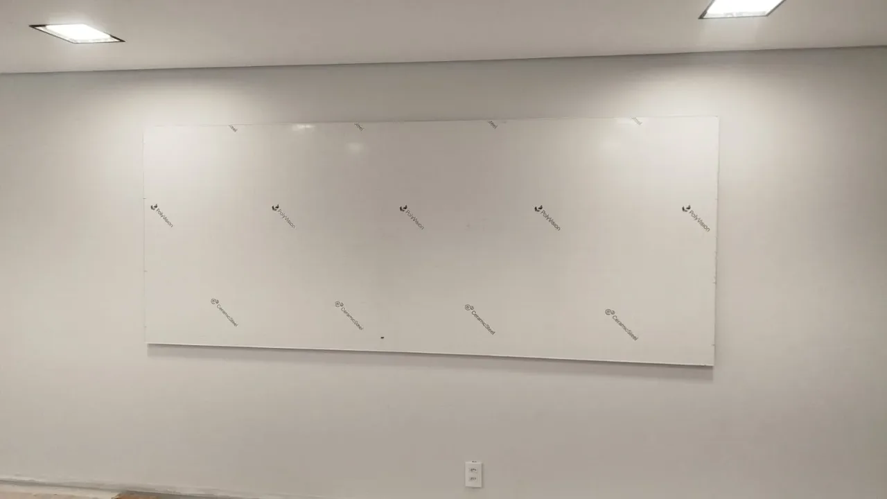 Quadro branco fixado em uma parede