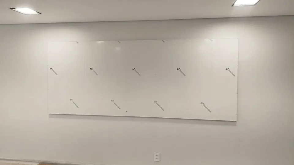 Quadro branco fixado em uma parede