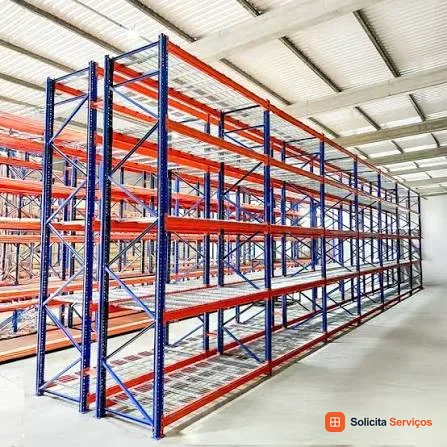 Estruturas porta-paletes com montantes azuis e longarinas vermelhas para armazenagem. Montagem de porta-paletes em Goiânia conforme o projeto da instalação.