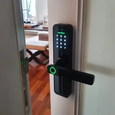 Fechadura digital com teclado instalada em uma porta