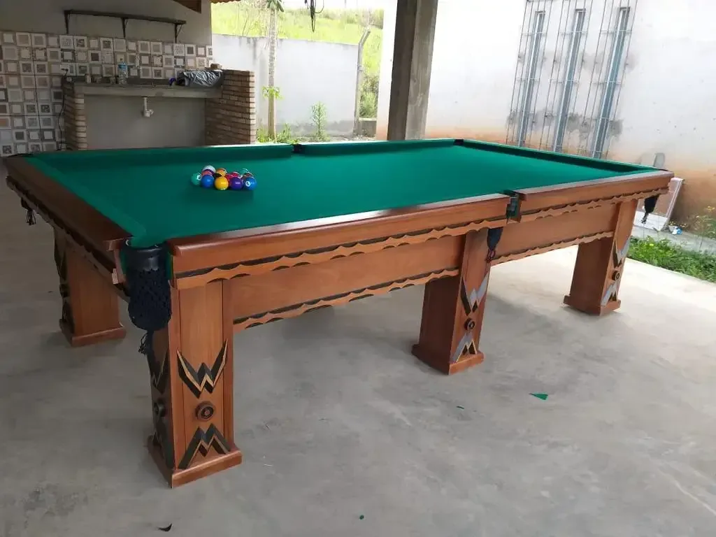 Mesa de bilhar de madeira com tecido verde