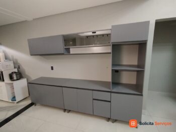 Armários de cozinha cinza com portas, gavetas e nichos.