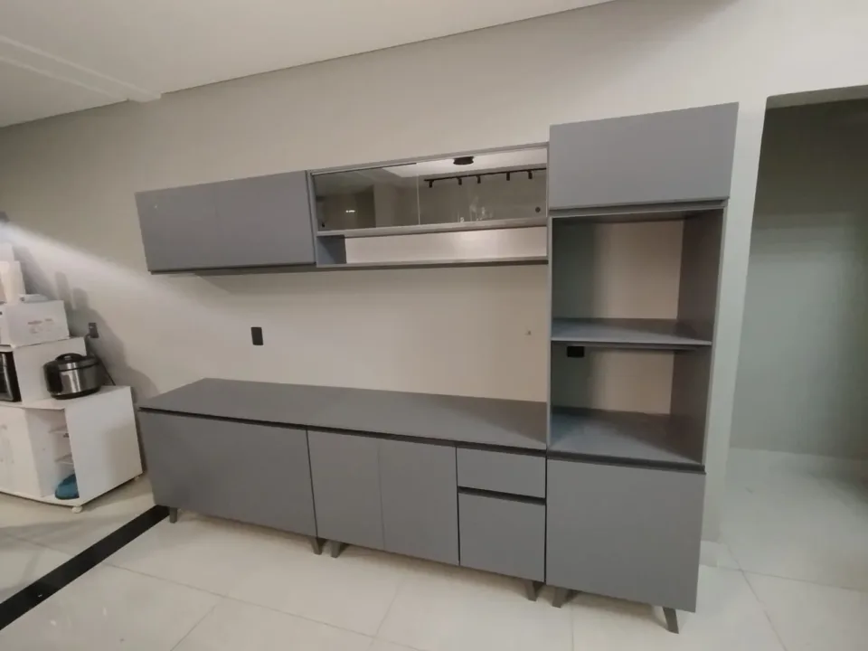 Armários de cozinha cinza com portas, gavetas e nichos.