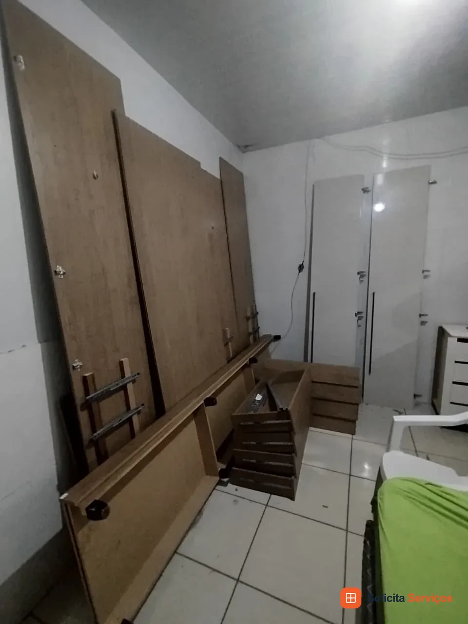 Quanto custa para contratar um montador de guarda-roupas? O preço da montagem depende do modelo, do tamanho, da quantidade de portas e gavetas e da complexidade do móvel. Para saber o valor, entre em contato com um montador de guarda-roupas e solicite um orçamento.