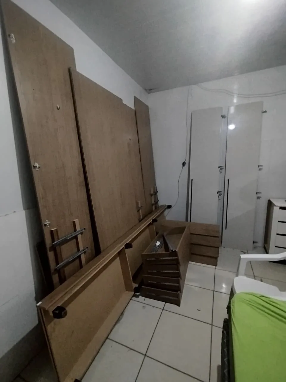 Fotografia do acervo com componentes de guarda-roupa separados no ambiente.