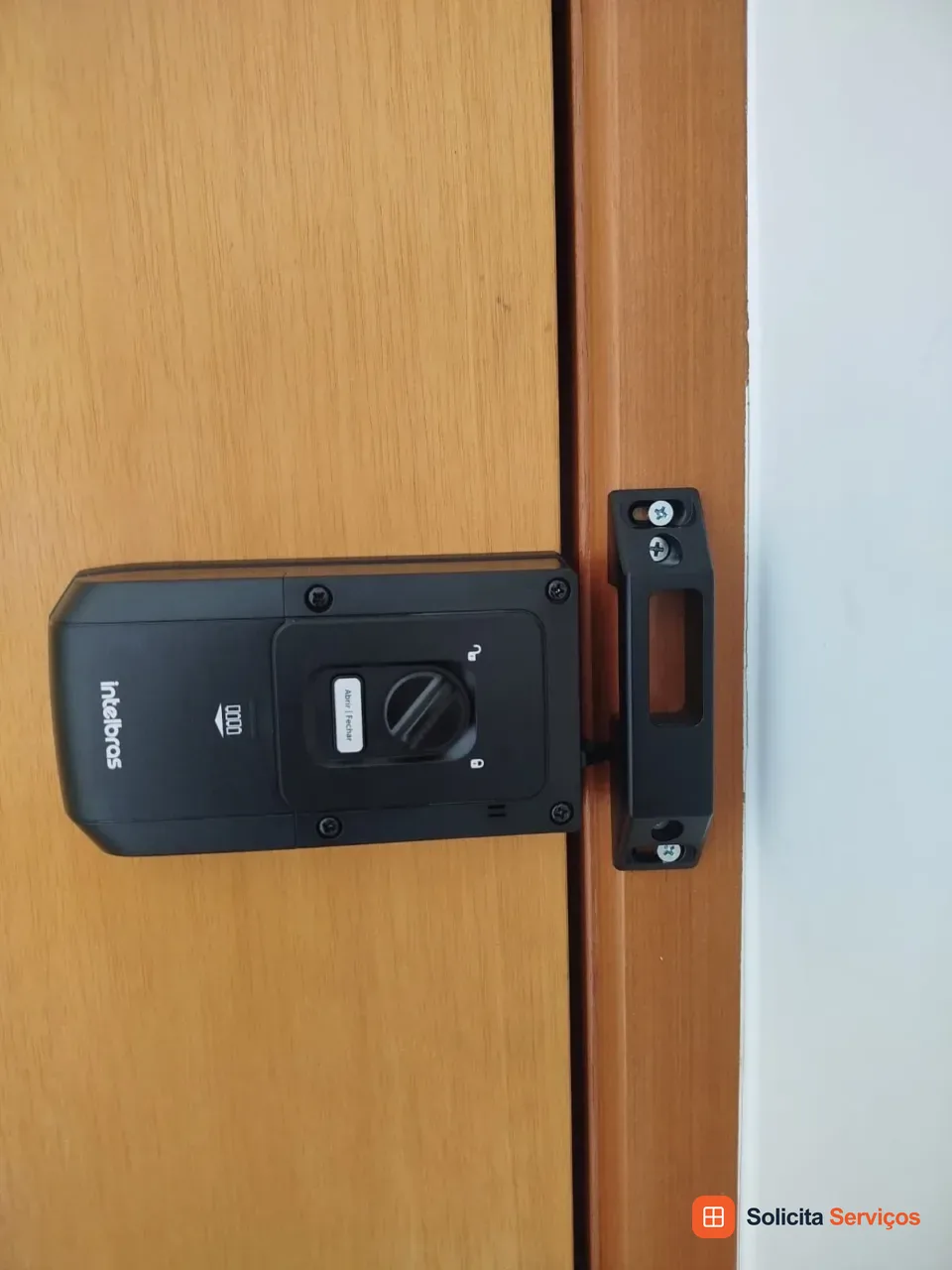 Equipamento de fechadura eletrônica para acesso por recursos digitais conforme o modelo. Consulte orçamento de instalação de fechadura digital em Goiânia.