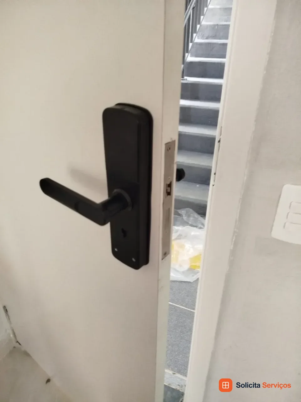 Fechadura digital para controle de acesso residencial. A instalação de fechadura eletrônica em Goiânia depende do modelo e da compatibilidade com a porta.