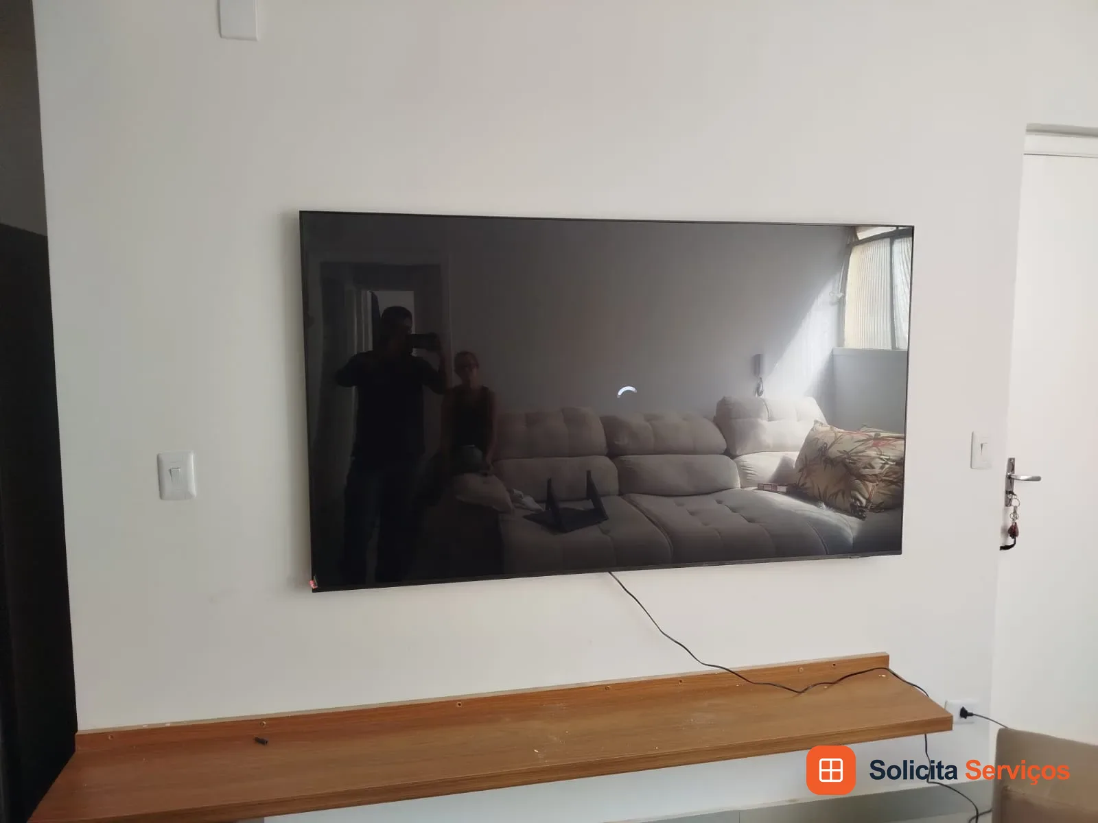 Mobiliário residencial relacionado à organização de sala e televisão. Solicite avaliação para instalação de TV em Goiânia com suporte apropriado.