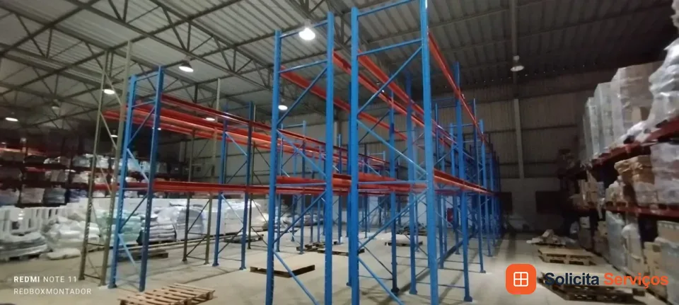 Porta-paletes para armazenamento vertical de mercadorias. Solicite orçamento de montagem de porta-paletes em Goiânia informando medidas e módulos.