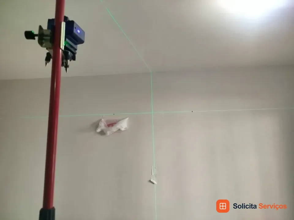 Nível a laser usado como referência de alinhamento na montagem.