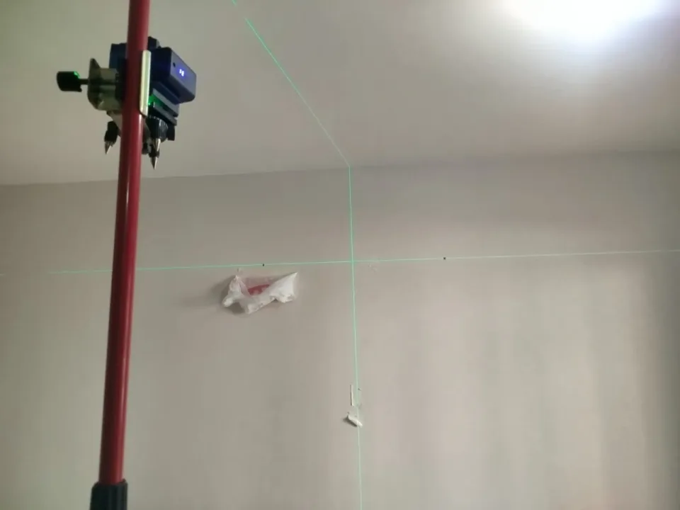 Nível a laser usado como referência de alinhamento.