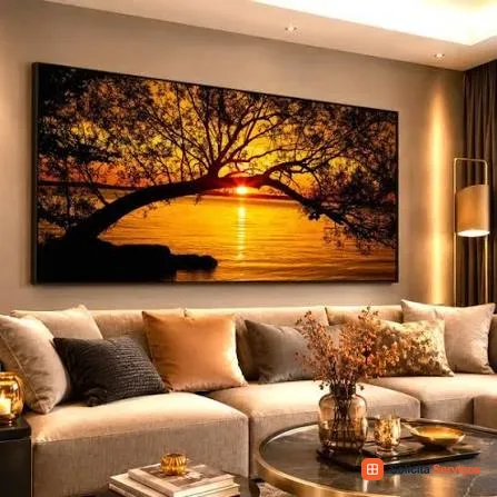 Imagem do acervo com um quadro horizontal acima de um sofá claro. A arte mostra uma árvore em silhueta e o reflexo do pôr do sol na água. Almofadas e uma mesa de centro compõem o ambiente representado. O formato largo permite discutir a relação entre quadro e móvel. A imagem serve de referência visual e não comprova execução de serviço por Adriel.