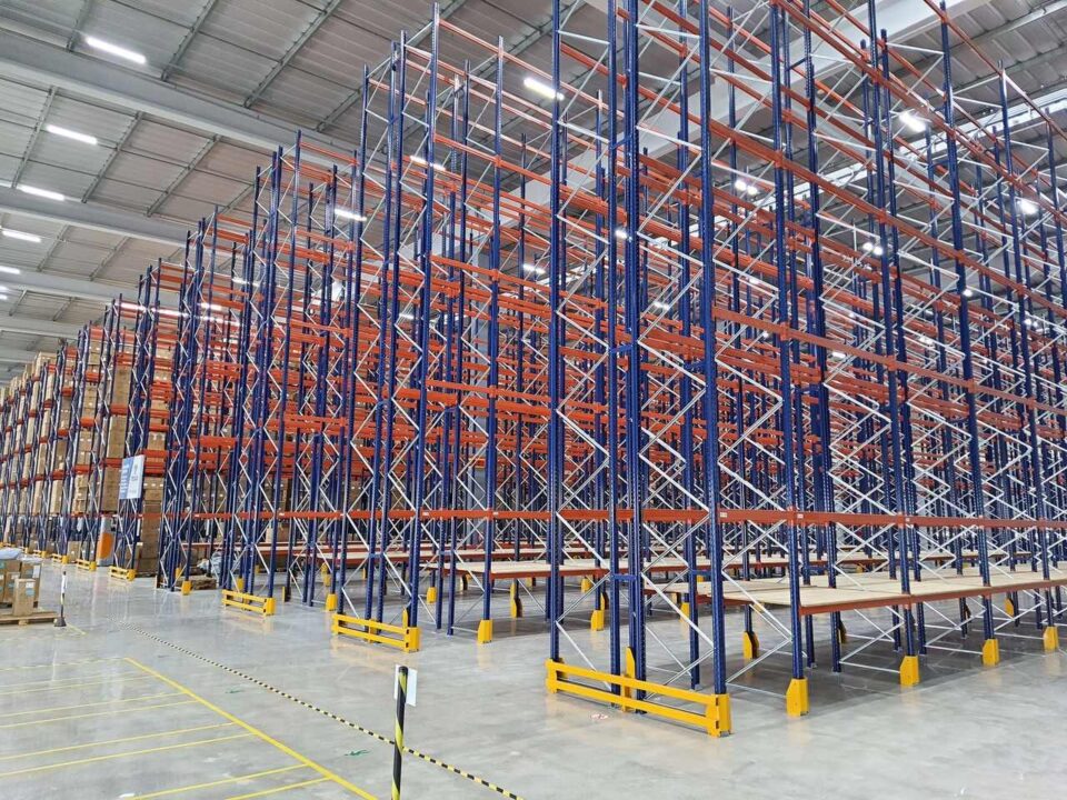 Estruturas porta-paletes altas em um galpão