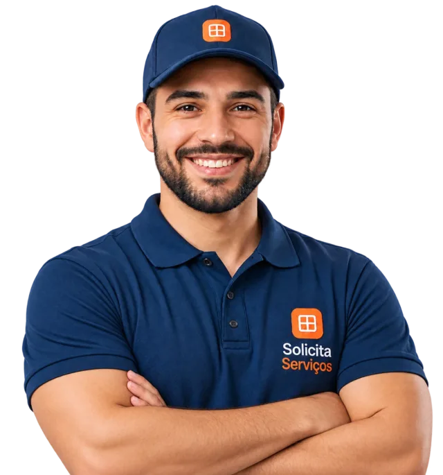 Personagem ilustrativo com uniforme Solicita Serviços e braços cruzados.